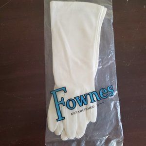 Vintage MIP Fownes Ladies Ivory Dress Gloves. Brand New With Tags.